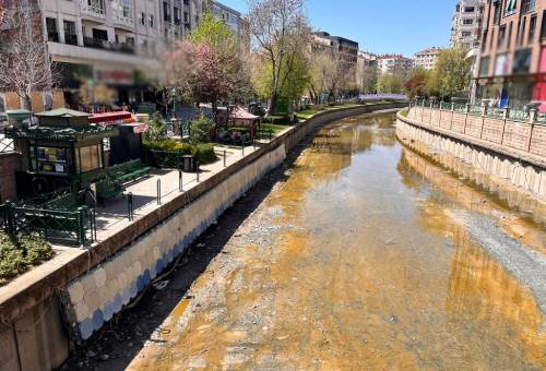 Eskişehir’de Porsuk Çayı’nı hiç böyle görmediler: Turistler şokta!