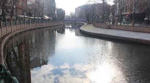 Eskişehir'de Porsuk dondu: İşte o görüntüler...