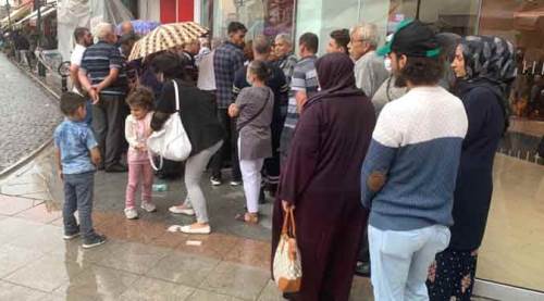 Eskişehir'de promosyon kuyruğu sağanak dinlemedi