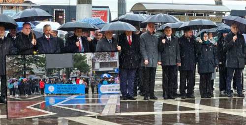 Eskişehir'de protokol şemsiye altında, çocuklar yağmurda!