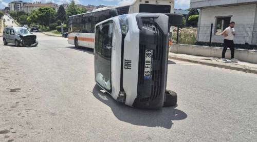 Eskişehir’de PTT aracı devrildi: 2 kişi yaralandı