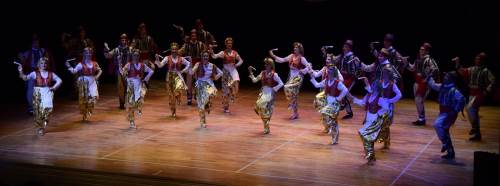 Eskişehir’de renkli gece: Halk dansları izleyenleri büyüledi