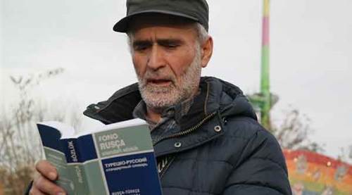 Eskişehir'de Rusça sözlükle sokak sokak geziyor