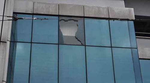 Eskişehir’de rüzgâr tuzla buz etti: Altından geçenler...