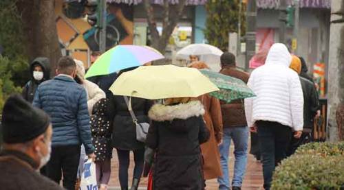Eskişehir'de sağanak altında renkli görüntüler