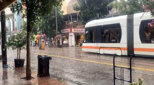 Eskişehir'de sağanak hayatı felç etti