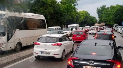 Eskişehir'de sağanak trafiği kilitledi