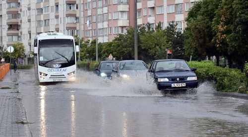 Eskişehir'de sağanak yağış etkili oldu
