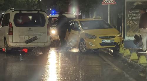 Eskişehir’de sağanak yağış kazayı beraberinde getirdi: 3 yaralı
