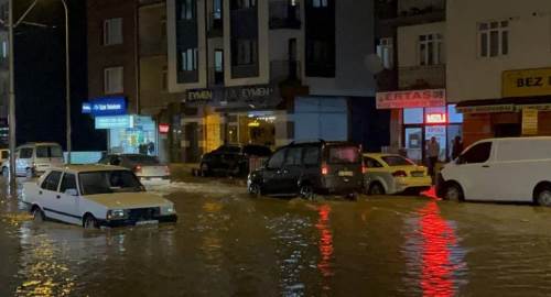 Eskişehir’de sağanak yağmur sokakları göle çevirdi