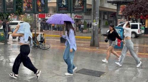 Eskişehir'de sağanaktan nasıl kaçacaklarını bilemediler