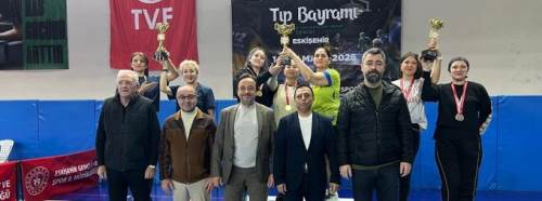 Eskişehir’de sağlık çalışanları masa tenisinde kıyasıya mücadele etti