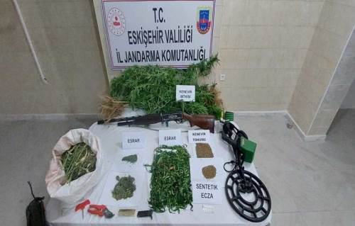 Eskişehir'de sahte polis kimlikleri ve uyuşturucuyla yakalandılar!