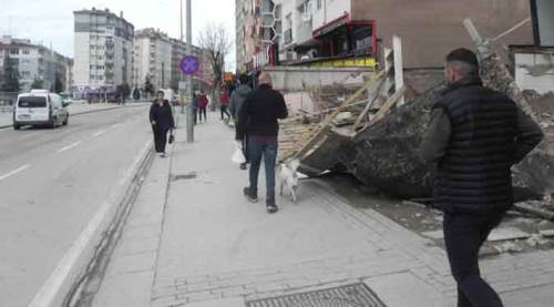 Eskişehir’de şans eseri yaralanan olmadı... Kaldırılmayı bekliyor