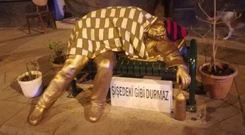 Eskişehir'de sarhoş heykeline battaniye giydirdiler