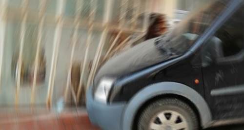 Eskişehir'de şaşırtan kaza: Evin salonuna park edecekti...