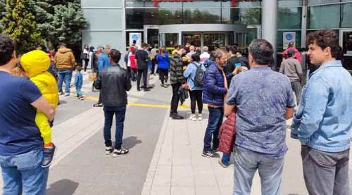 Eskişehir'de şaşırtan kuyruk: Kapıda beklediler!