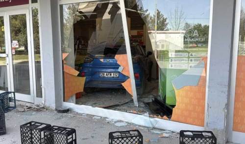 Eskişehir’de şaşkınlık yaratan görüntü: Süpermarketin içine daldı