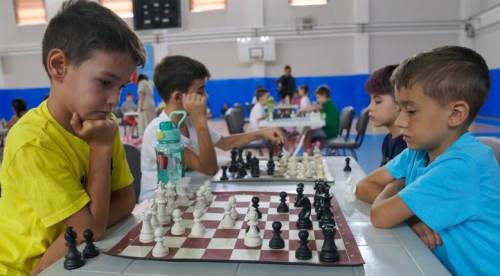 Eskişehir'de satranç turnuvası kıyasıya mücadeleye sahne oldu