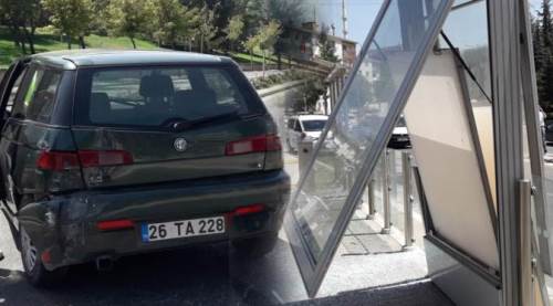 Eskişehir'de savrulan araç durağa daldı