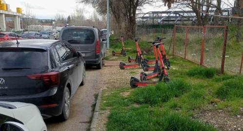 Eskişehir’de scooter karmaşası: Yol kenarına yığıldılar