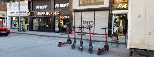 Eskişehir’de scooter sorunu: Yol ortasına bırakılan araçlar tepki çekiyor!