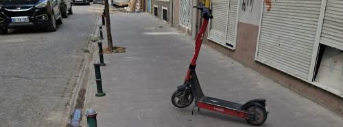 Eskişehir'de scooterlar kaldırımın ortasında