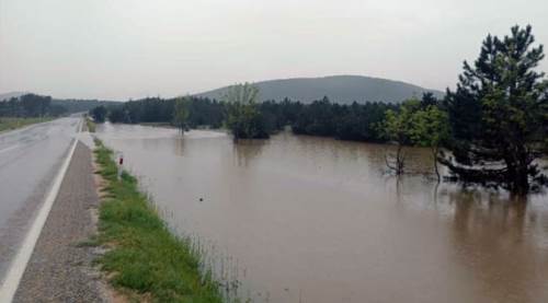 Eskişehir'de sel: Sular yolları kapattı!