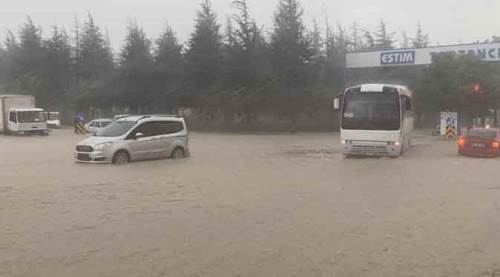 Eskişehir'de sel felaketi! Mahsur kaldılar...