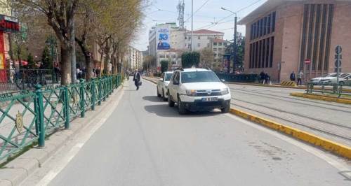 Eskişehir’de şerit ortasına park trafiği yavaşlattı