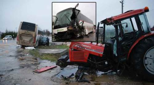 Eskişehir'de servis aracı, traktörü biçti!