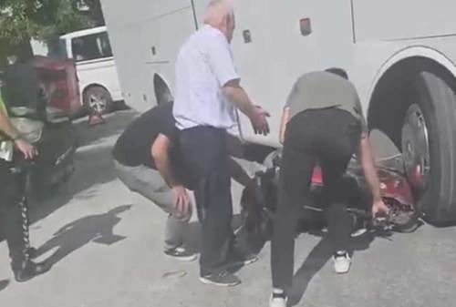 Eskişehir’de servis aracı ile motosiklet çarpıştı: 1 yaralı