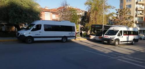 Eskişehir'de servis araçları durakları işgal ediyor