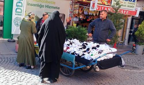 Eskişehir'de seyyar çorapçı vatandaşların ilgisini topladı