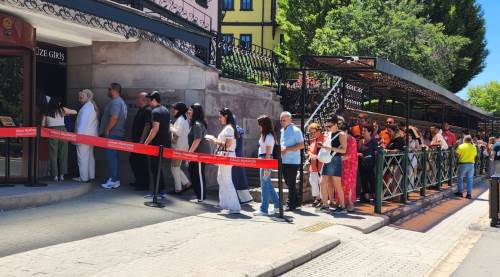 Eskişehir’de sıcağa aldırmadan kuyrukta beklediler!