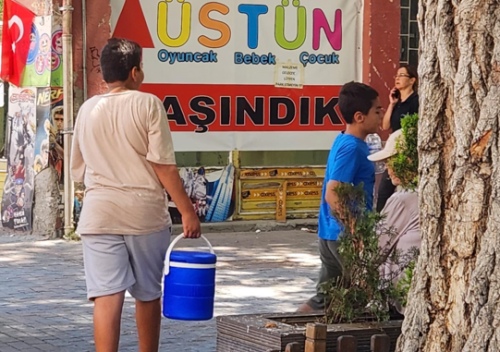 Eskişehir'de sıcak dinlemeden su satıyorlar!