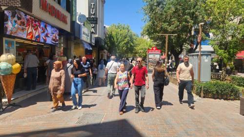 Eskişehir'de sıcak havaların artmasıyla vatandaşlar çarşıya akın etti