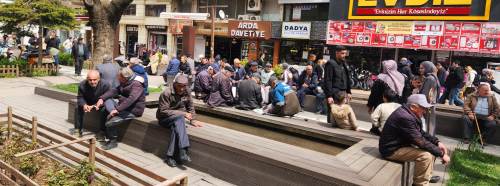Eskişehir'de sıcak havayı gören oraya akın etti: Cadde doldu taştı!