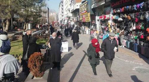 Eskişehir'de sıcak havayı gören soluğu sokakta aldı