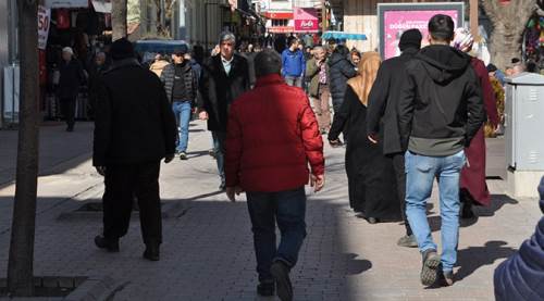 Eskişehir'de sıcaklık arttı, sokaklar doldu