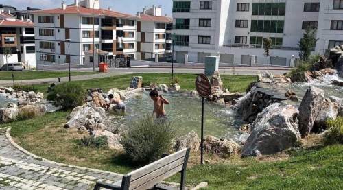 Eskişehir'de sıcaktan bunalan çocuklar böyle serinledi