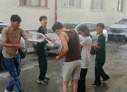 Eskişehir’de sıcaktan bunalan gençlerden su savaşı