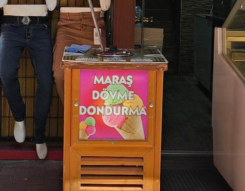 Eskişehir'de sıcaktan bunalanlar Maraş dondurmasına koştu!
