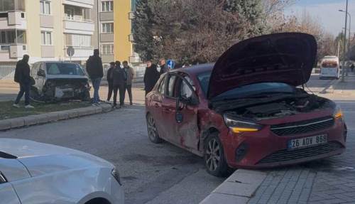 Eskişehir'de şiddetli çarpışma: Kazada kadın sürücü yaralandı!