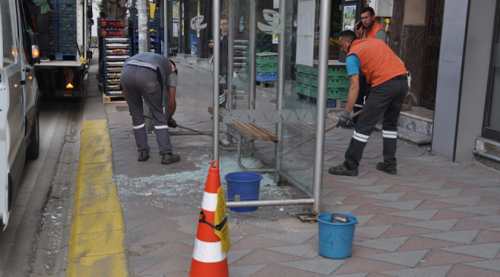Eskişehir'de şimdi de otobüs durağına saldırı! 