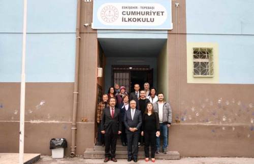 Eskişehir'de Sinan Aydın’dan tarihi Cumhuriyet İlkokulu’na ziyaret