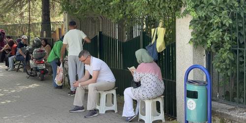 Eskişehir'de sınavın bitmesini böyle beklediler!