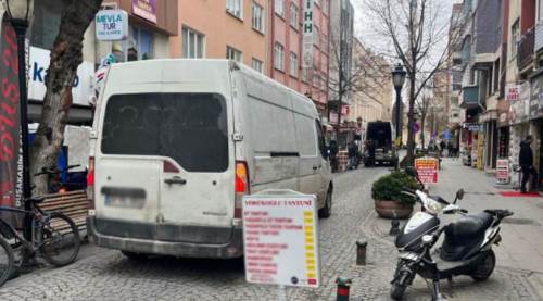 Eskişehir'de sinirlendiren görüntü: Bu araçlar neyi bekliyor?