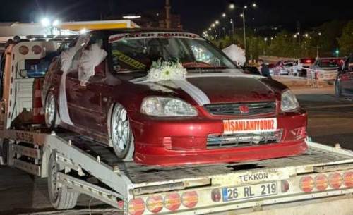 Eskişehir’de sıra dışı nişan töreni: Araç çekiciyle taşındı