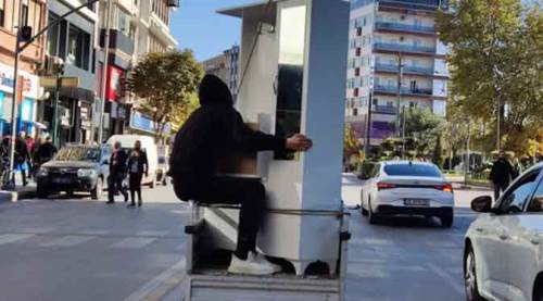 Eskişehir'de sıradan bir gün: Dolabı böyle taşıdı...